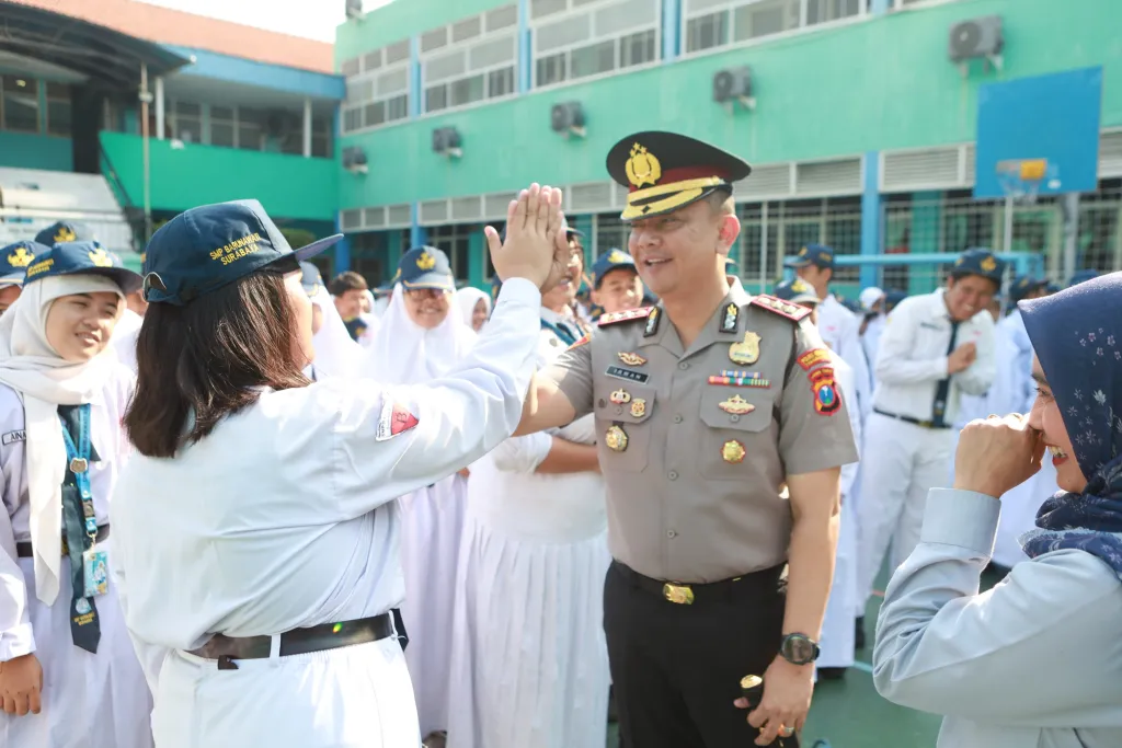 Polisi Peduli Pendidikan, Kapolres Pelabuhan Tanjung Perak Ajak Pelajar Tangkal Hoaks dan Bijak Bermedia Sosial
