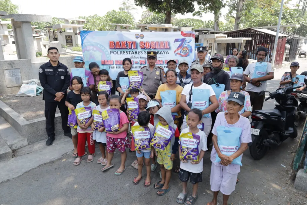 Sambut HUT ke-75 Humas Polri, Polrestabes Surabaya Bagikan 75 Paket Sembako di Kembang Kuning