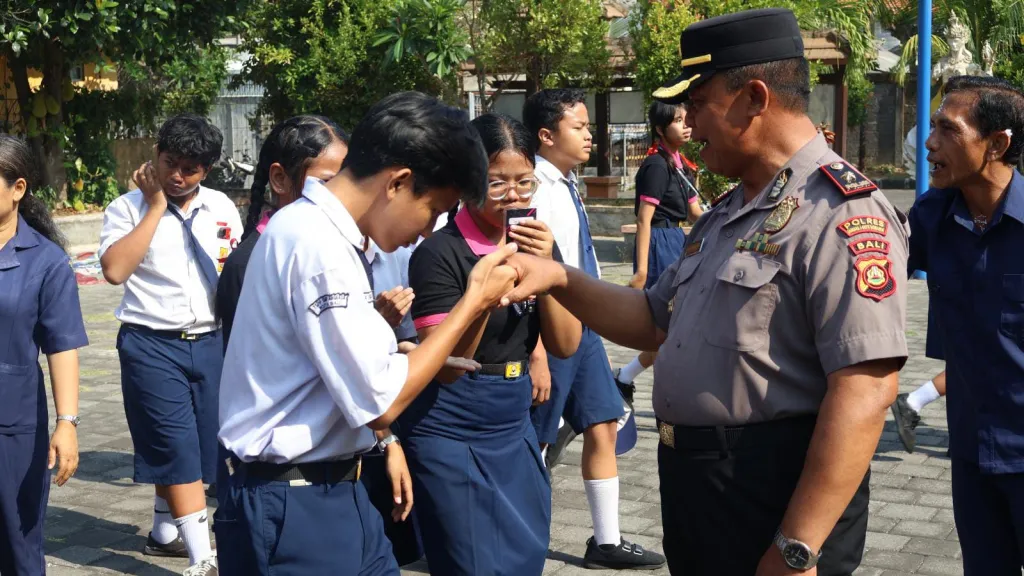 Polisi Peduli Pendidikan, Polres Bandara Edukasi Bahaya Judi Online dan Pinjaman Online di SMP Angkasa