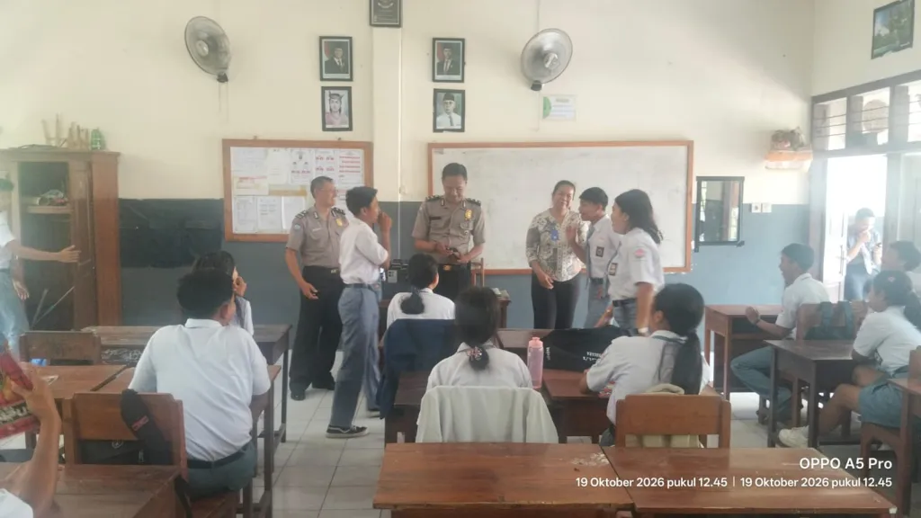 Wujudkan Ruang Digital Yang Aman, Polres Jembrana Edukasi Pelajar SMAN 2 Negara tentang Bahaya Judi Daring dan Penipuan