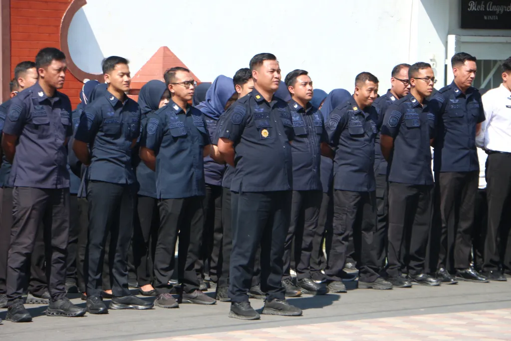 DISIPLIN BERINTEGRITAS Apel Pagi Pegawai Lapas Kelas I Madiun Perkuat Kedisiplinan dan Profesionalisme