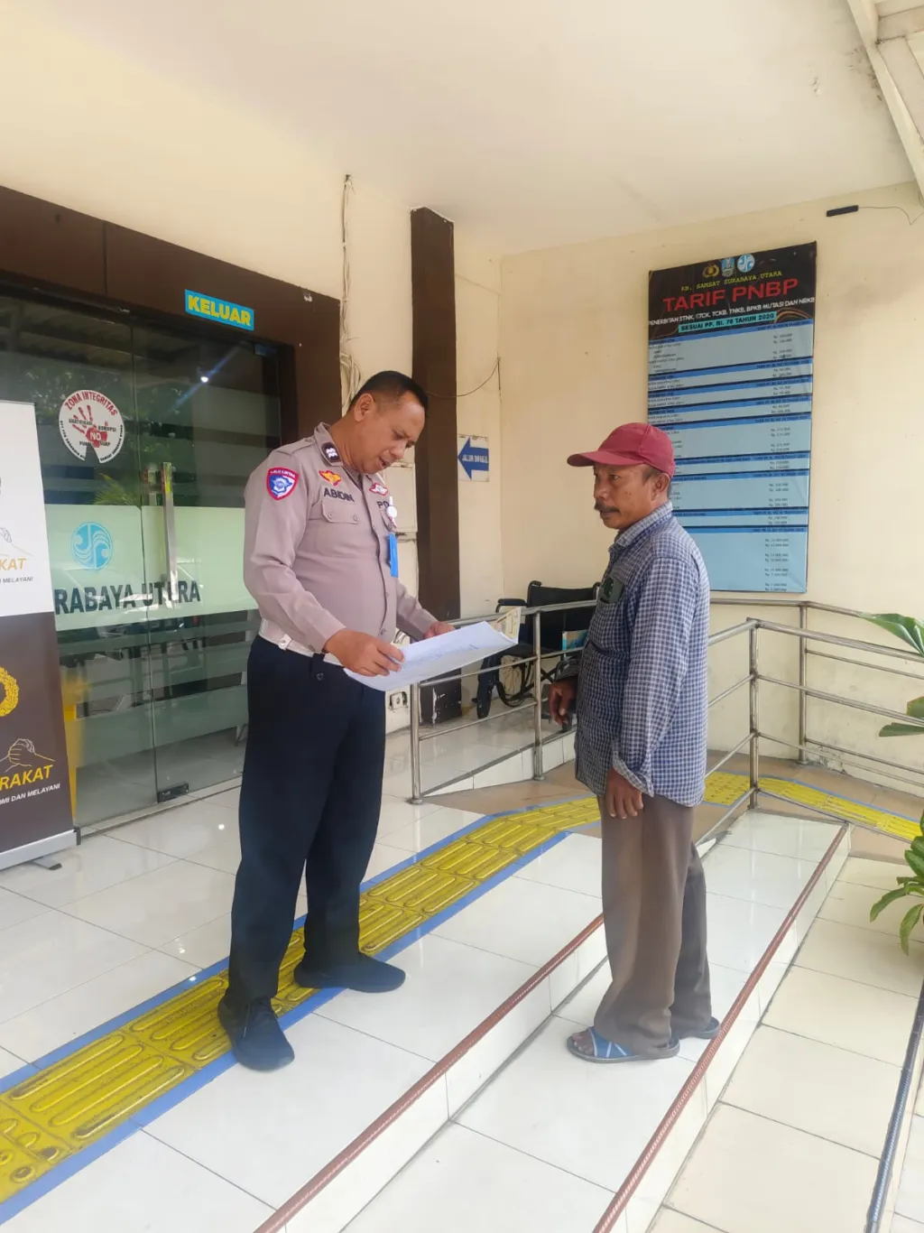 Samsat Surabaya Utara Kedepankan Pelayanan Humanis, Aiptu Zainal Wujudkan Semangat “Polisi Bersama Masyarakat”