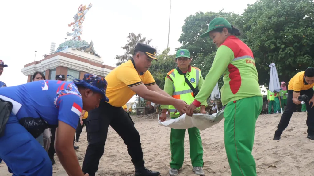 Dukung Green Policing, Polresta Denpasar Gelar Aksi Bersih-Bersih Pantai Bersama Masyarakat di Kuta