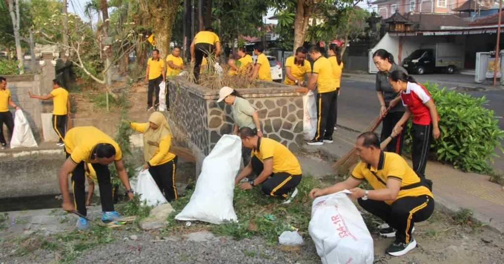Green Policing Polres Jembrana: Kapolres Turun Langsung, 140 Peserta Gotong Royong Bersihkan Lingkungan