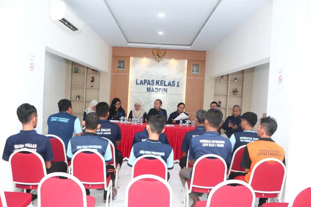 Hakim WASMAT PN Kabupaten Madiun Awasi Pelaksanaan Putusan terhadap 10 Warga Binaan Lapas Kelas I Madiun