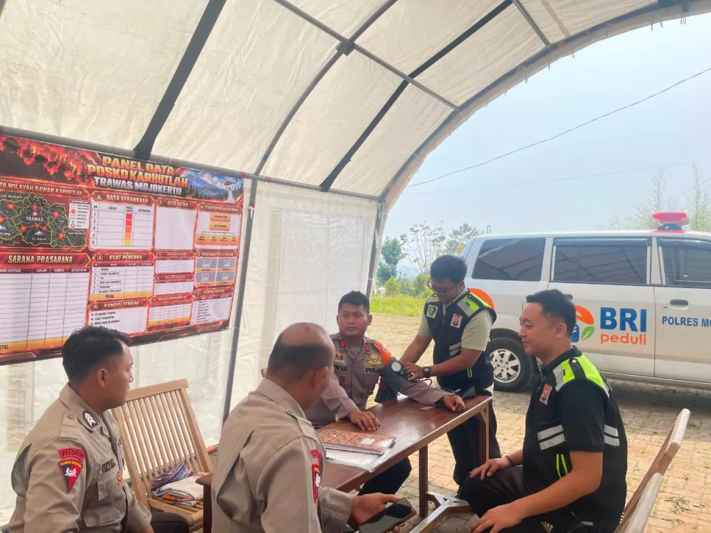 Semangat 'Polisi Bersama Masyarakat: Polda Jatim Dirikan Posko Karhutla dan Distribusikan Air Bersih di Pasuruan