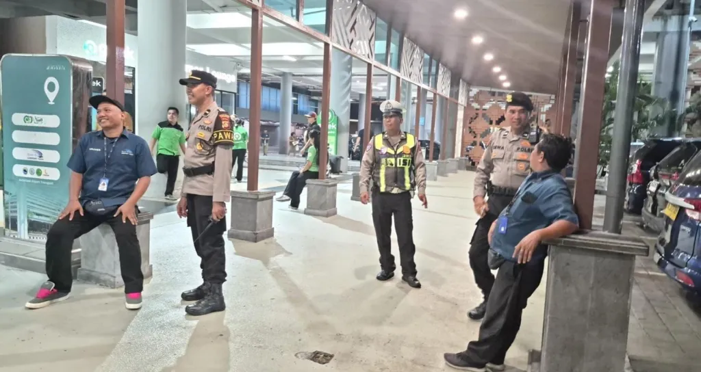 Polisi Bersama Masyarakat, Polres Bandara Ngurah Rai Jaga Kamtibmas Malam Minggu