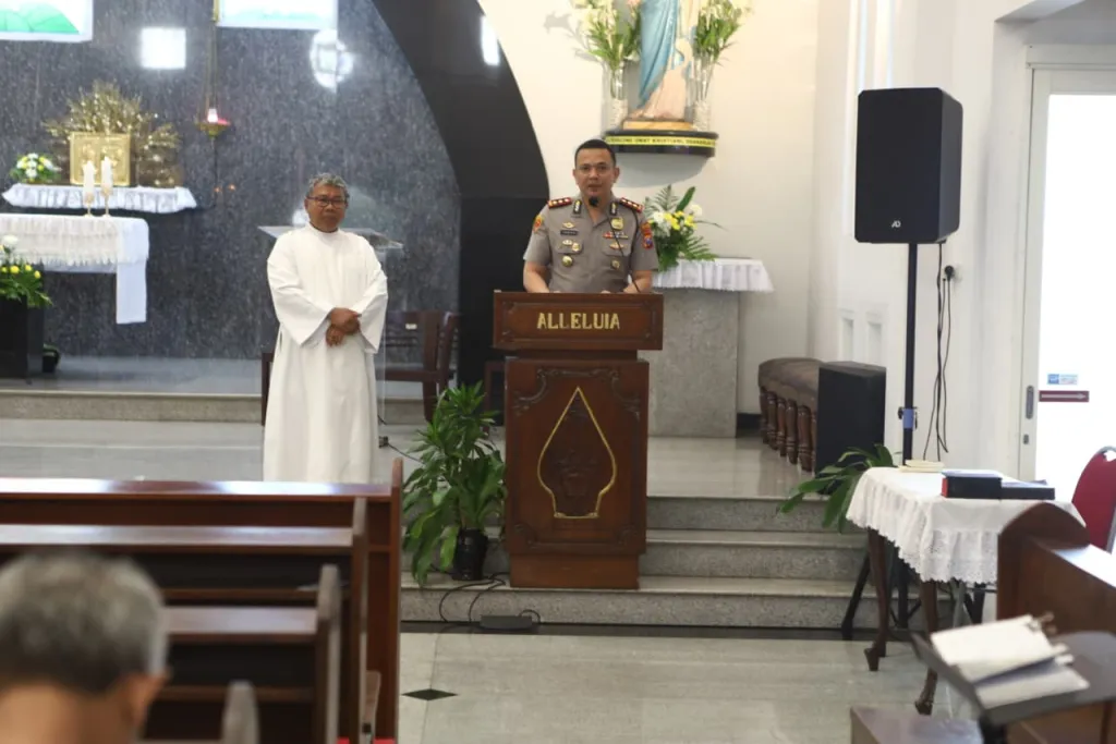 Minggu Kasih Kapolres Tanjung Perak Ajak Jemaat Paroki Santo Mikael Jaga Kerukunan dan Keamanan