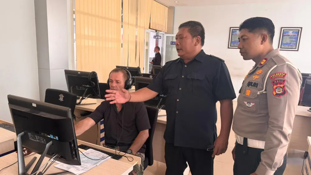 Pelayanan Humanis Satpas SIM Polresta Denpasar, Petugas Berikan Arahan kepada Pemohon 