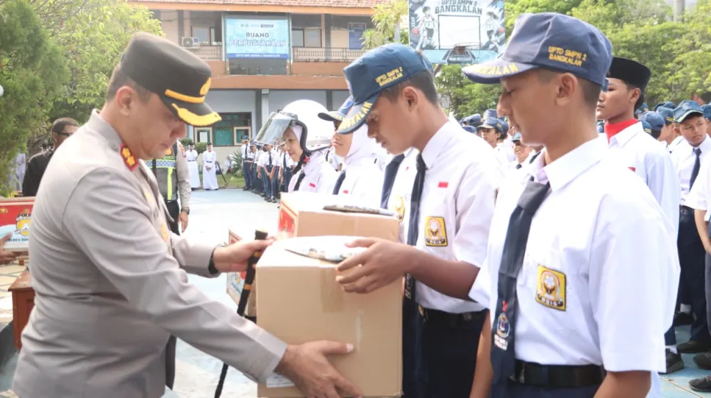 Aksi Nyata Polisi Peduli Pendidikan,  Kapolres Bangkalan Kawal Keselamatan Generasi Muda