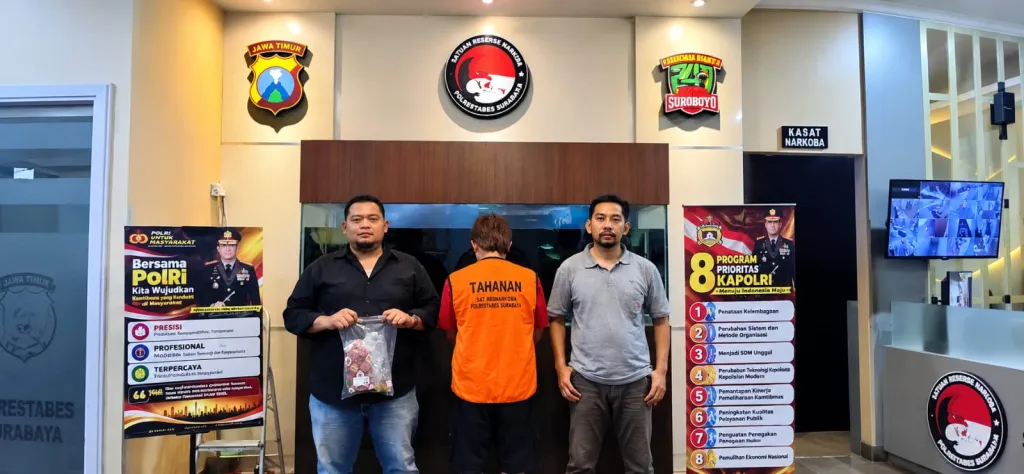 Satresnarkoba Polrestabes Surabaya Bongkar Peredaran Sabu di Kos Ploso, 40 Paket Disita