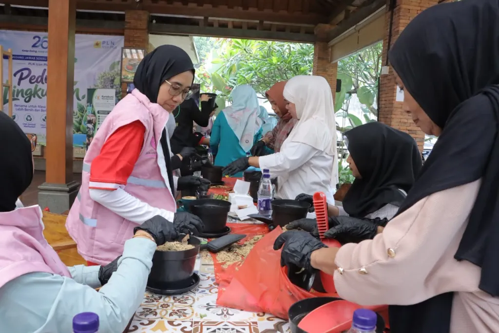 Dari Barang Bekas Jadi Bernilai, Srikandi PLN Icon Plus Ajak Masyarakat Peduli Lingkungan