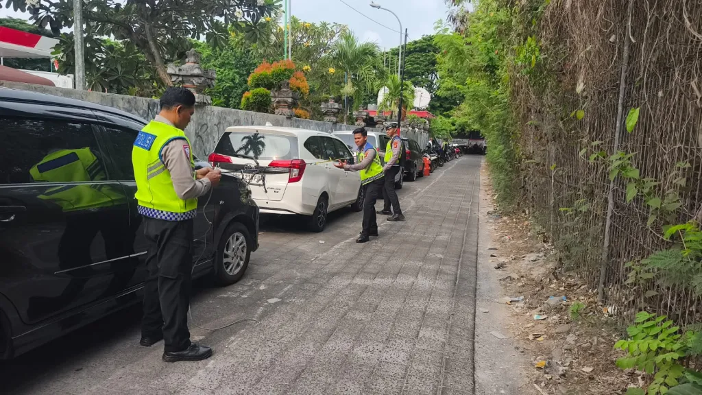 Cegah Gangguan Akses Jalan, Polres Bandara Pasang Imbauan Dilarang Parkir
