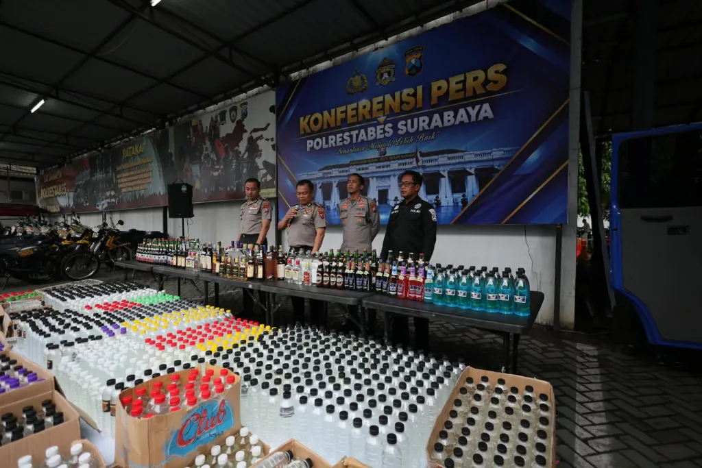 Polrestabes Surabaya Amankan 5.385 Botol Miras dalam Operasi KRYD