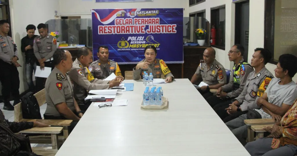 Polres Jembrana Fasilitasi Penyelesaian Damai Kasus Laka Lantas melalui Restorative Justice