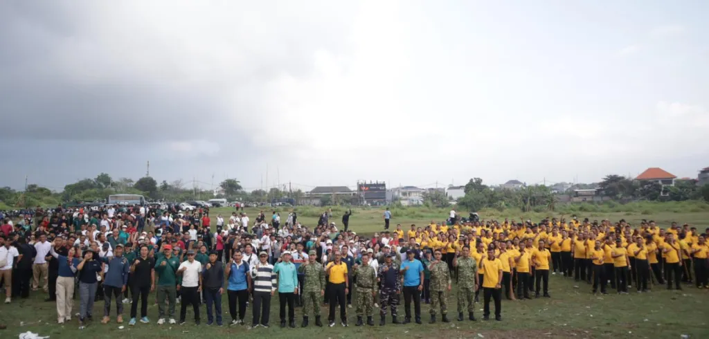 Green Policing, Kapolresta Denpasar Bersama 1.000 Peserta Bersihkan Pantai Padang Galak