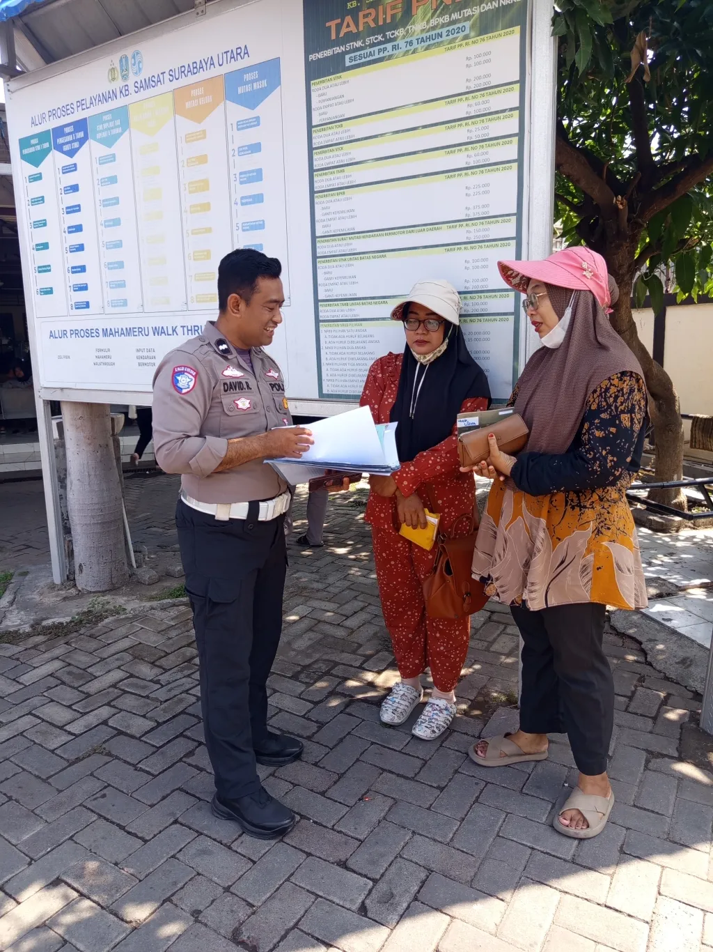 Pelayanan Humanis Samsat Surabaya Utara, Aipda David Aktif Dampingi dan Berikan Arahan kepada Pemohon