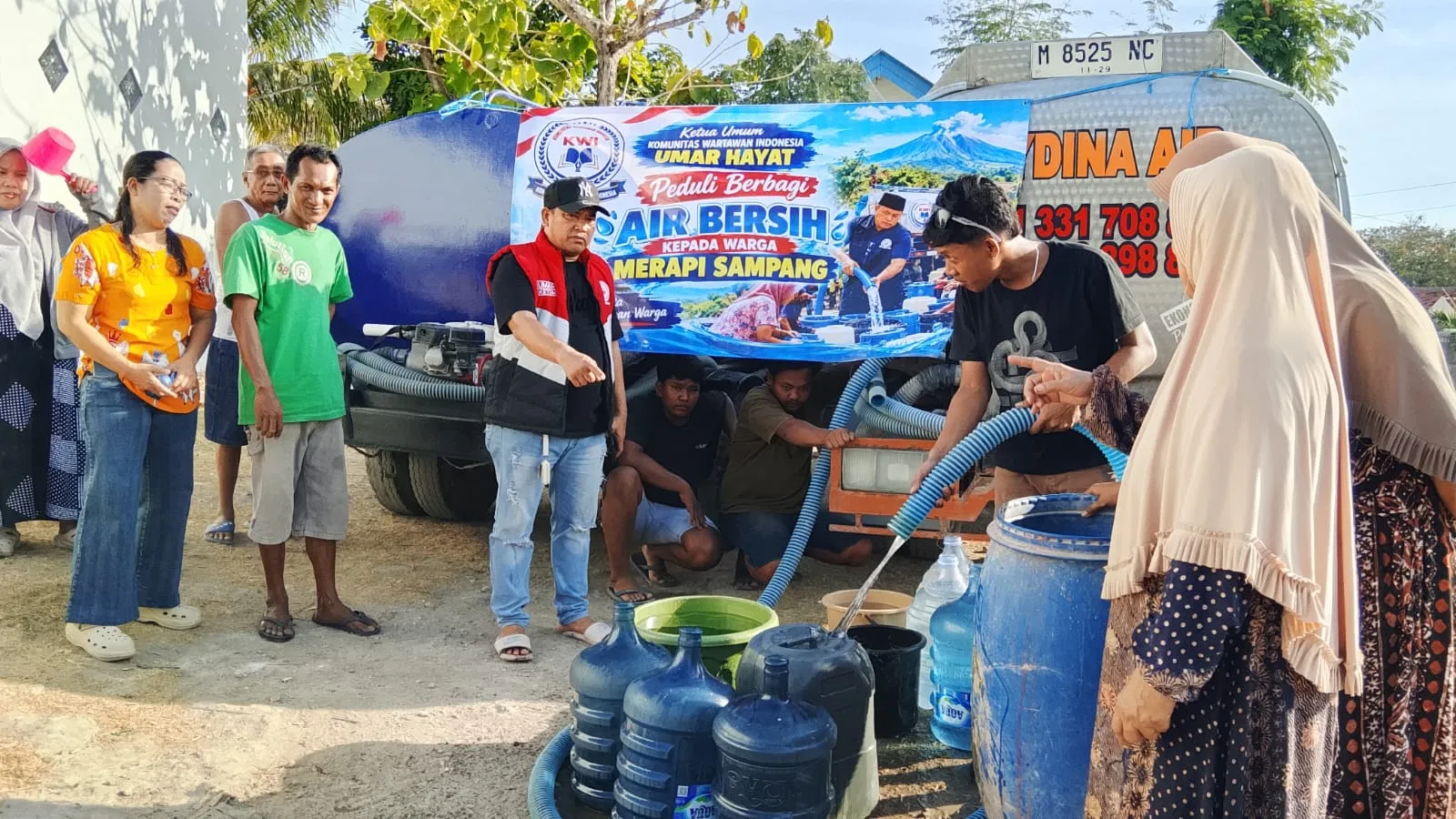 Tak Lupa Tanah Kelahiran, Ketum KWI Umar Hayat Bantu Air Bersih Warga Kampung Merapi