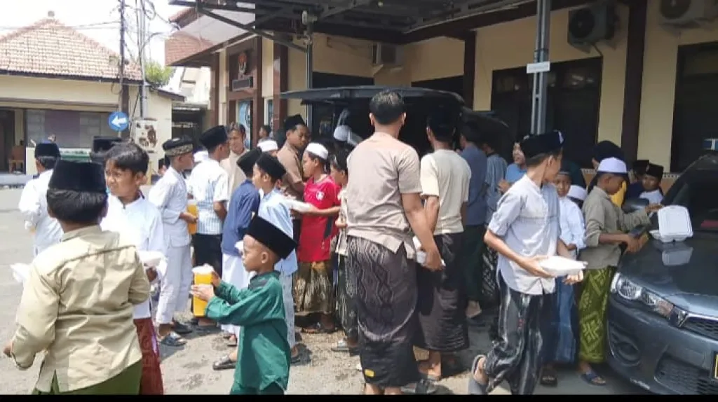 Polres Sampang Konsisten Gelar "Jumat Berkah", Bagikan Nasi Kotak untuk Jamaah Masjid Al-Rasyid