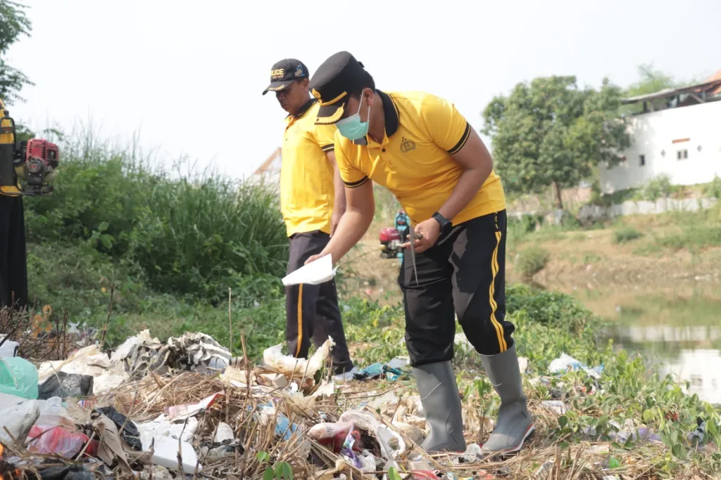 Wujudkan Lingkungan Bersih, Wakapolres Sampang Pimpin Aksi Kerja Bakti ASRI di Bantaran Sungai Kamoning