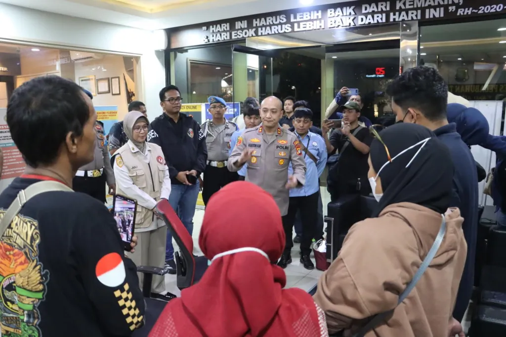 Polres Priok Pulangkan, 4 ABK Korban Penganiayaan KM Maulana, Tangis Keluarga Pecah