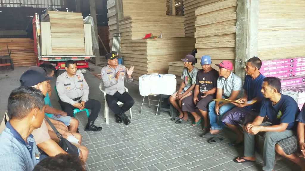 Jaga Jakarta On The Spot, Polsek Kawasan Kalibaru Ajak Pekerja Pelabuhan Bersama Jaga Kamtibmas