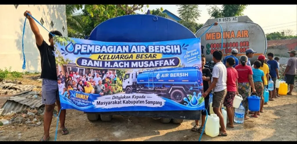 Keluarga Besar Bani H. Ach Musaffak Pendistribusian Air Bersih di Kampung Merapi Sampang