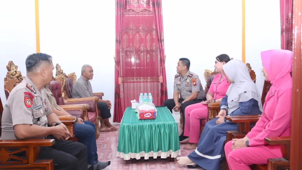 Peringati HKGB ke-74, Kapolres dan Ketua Bhayangkari Cabang Bengkayang Kunjungi Purnawirawan serta Warakawuri