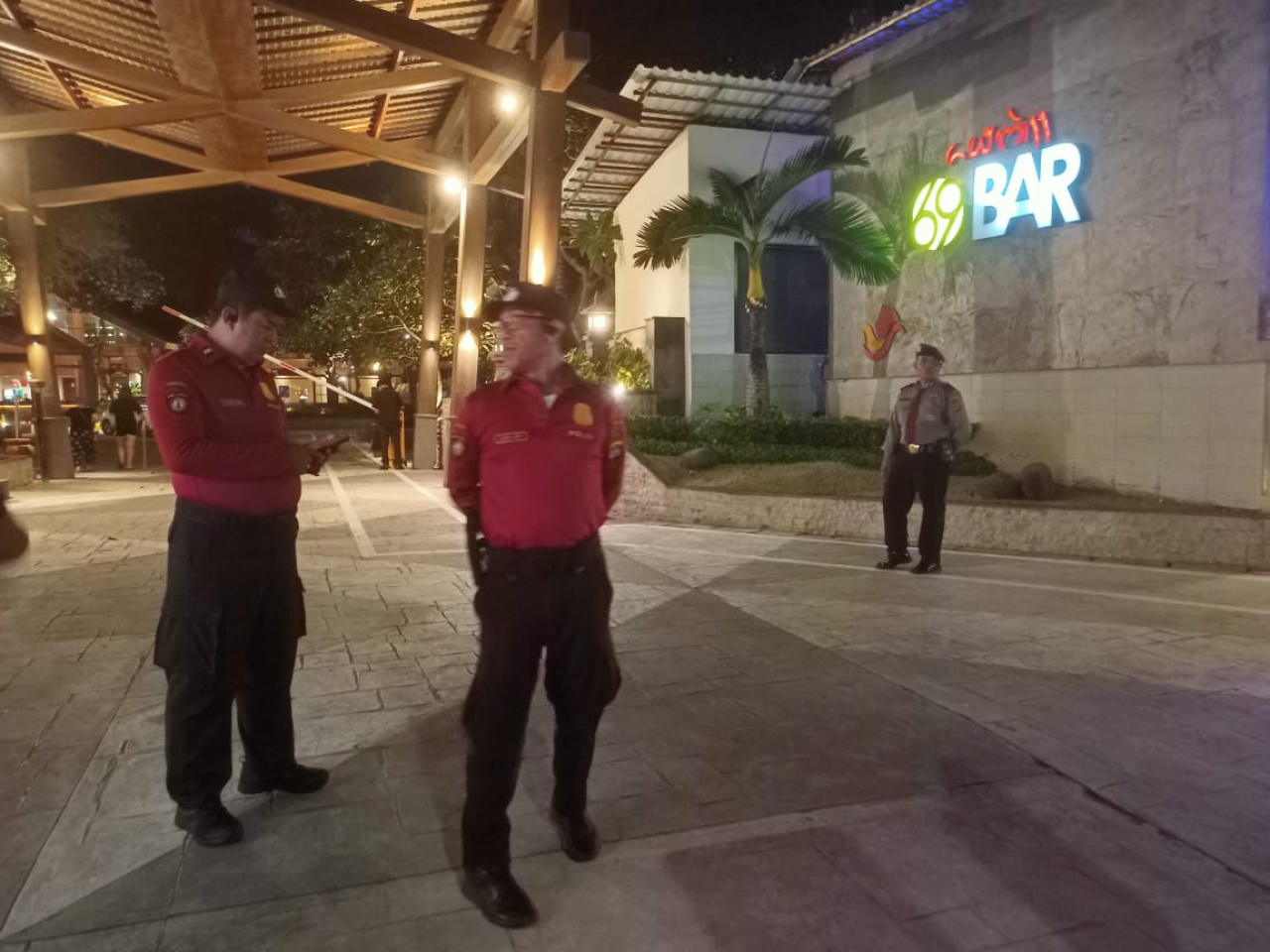 Patroli Jalan Kaki Pamwisata Polresta Denpasar dan Polda Bali Jaga Keamanan Wisatawan di Kawasan Pantai Kuta