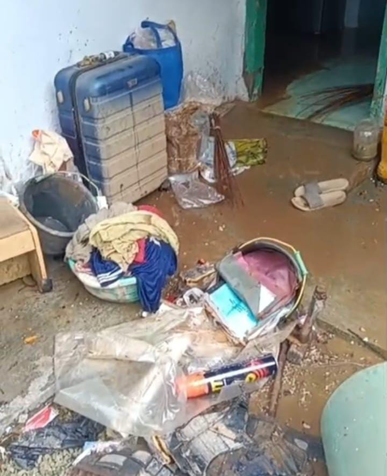 Banjir Surut, Warga Desa Sumberjaya dan Kertajaya Bersihkan Rumah Masing-Masing