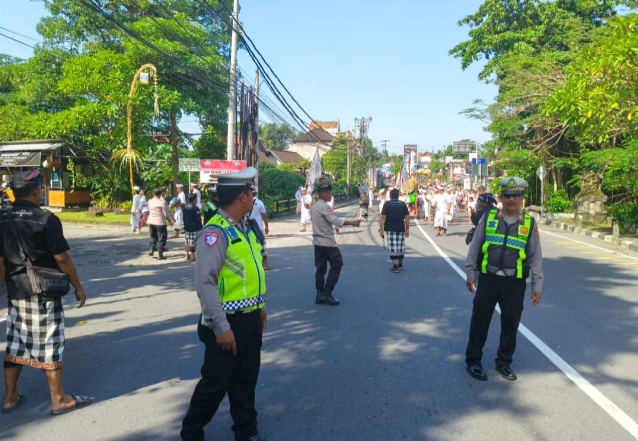 Polsek Dentim Bersama Pecalang Kawal Pecaruan Ida Ratu Pura Kawitan di Denpasar Timur
