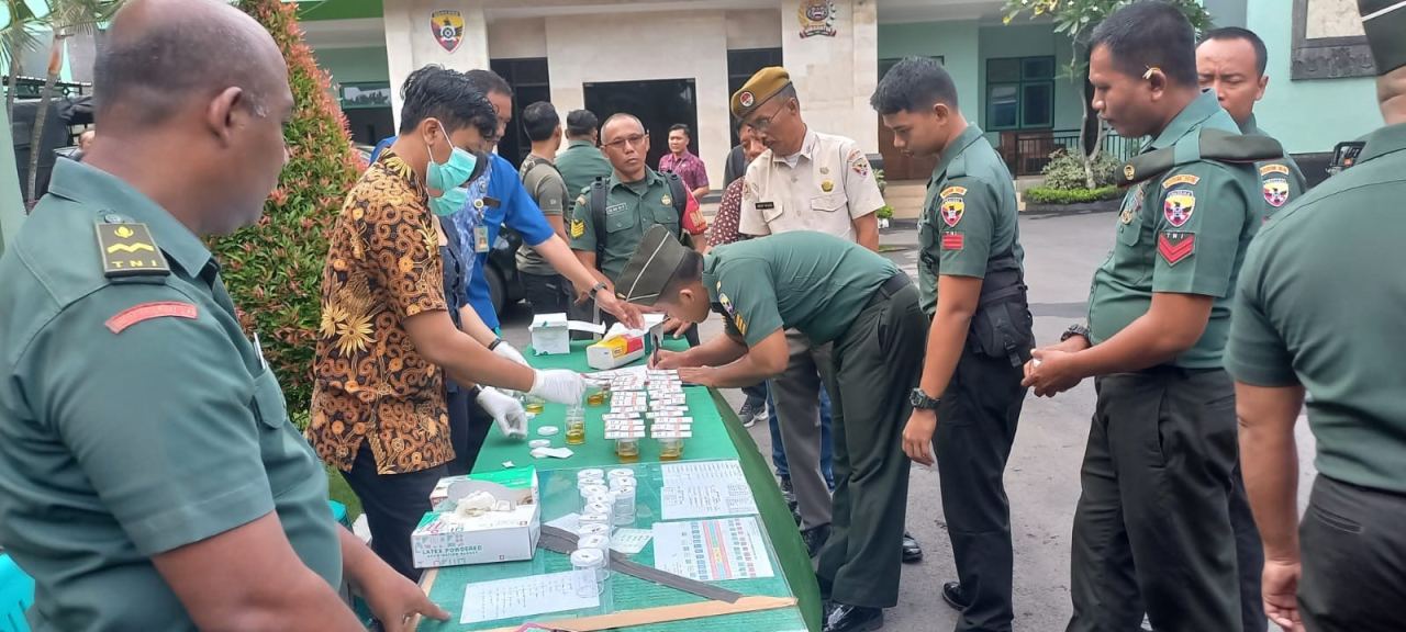 Staf Intel Kodim 1616/Gianyar Gelar Tes Urine, Pastikan Prajurit Bersih dari Narkoba