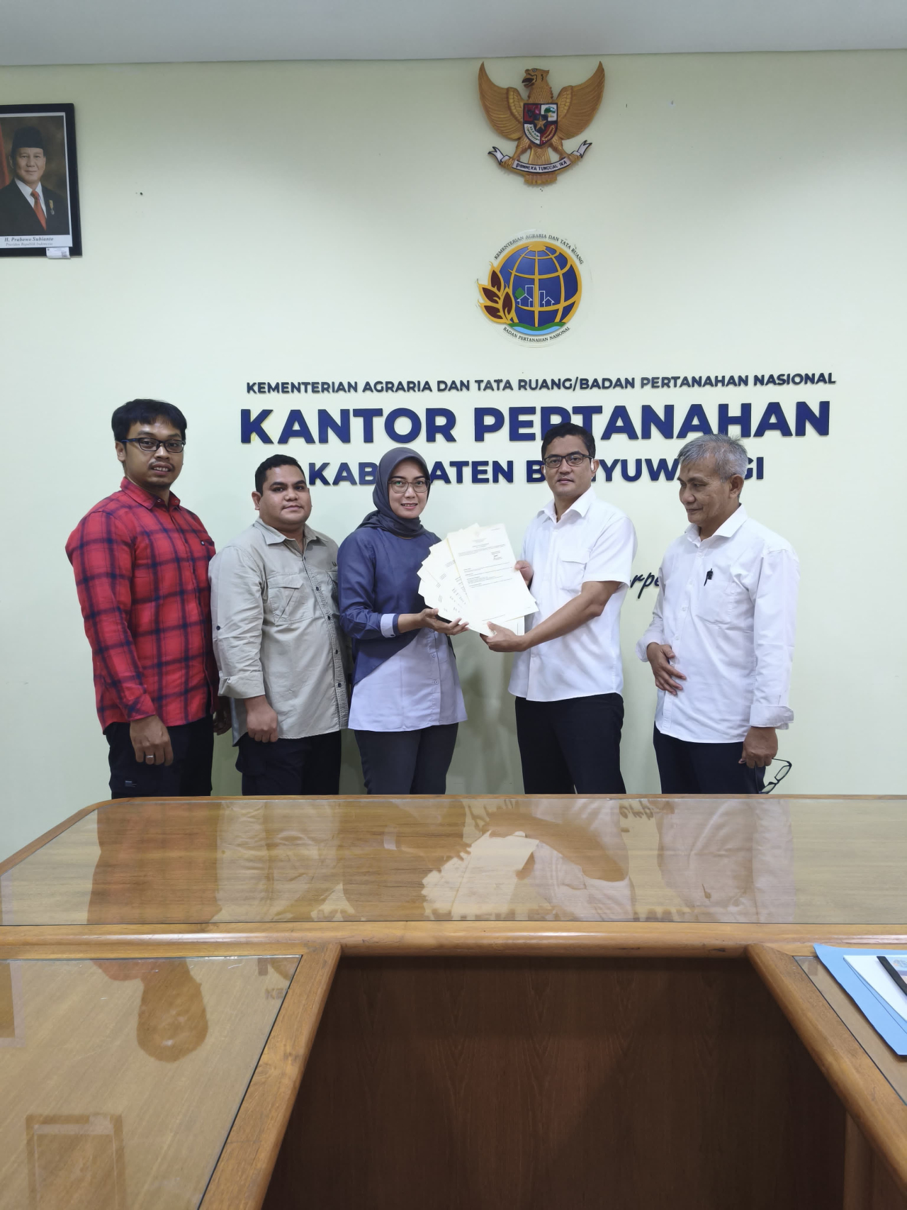 Tingkatkan Kepastian Hukum Aset Negara, PLN UIP JBTB Terima Sertipikat HGB SUTET 500 kV Paiton–Kalipuro di Desa Ketapang