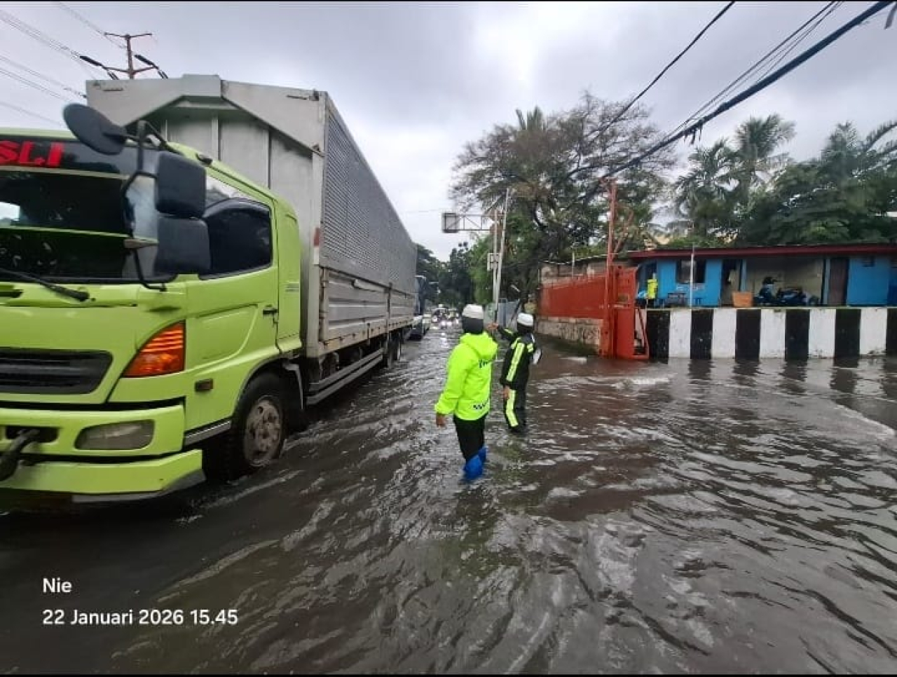 Diguyur Hujan Sejak Pagi, Jalan Daan Mogot Tergenang hingga 15 Cm, Lalu Lintas Padat. 