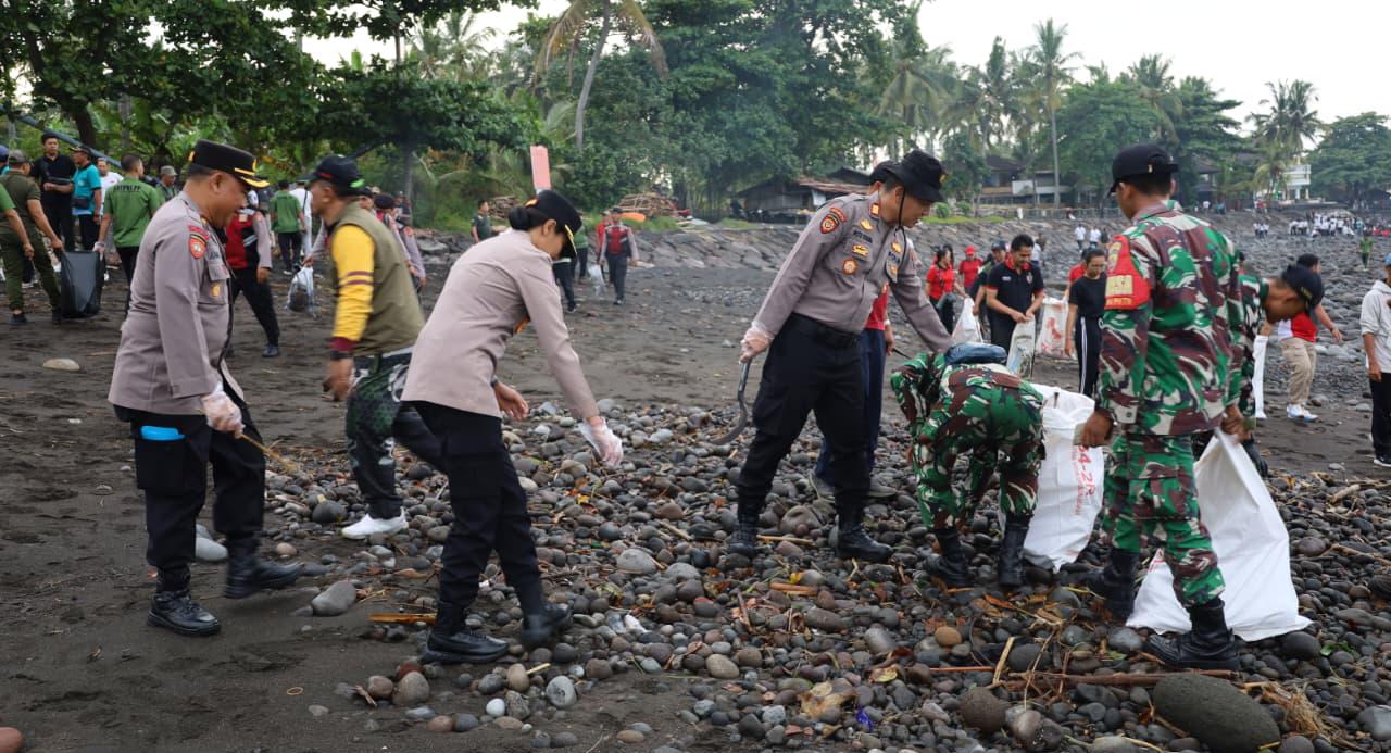 Polri Bersama Pemerintah dan Masyarakat Bersinergi Jaga Kebersihan Pantai Medewi