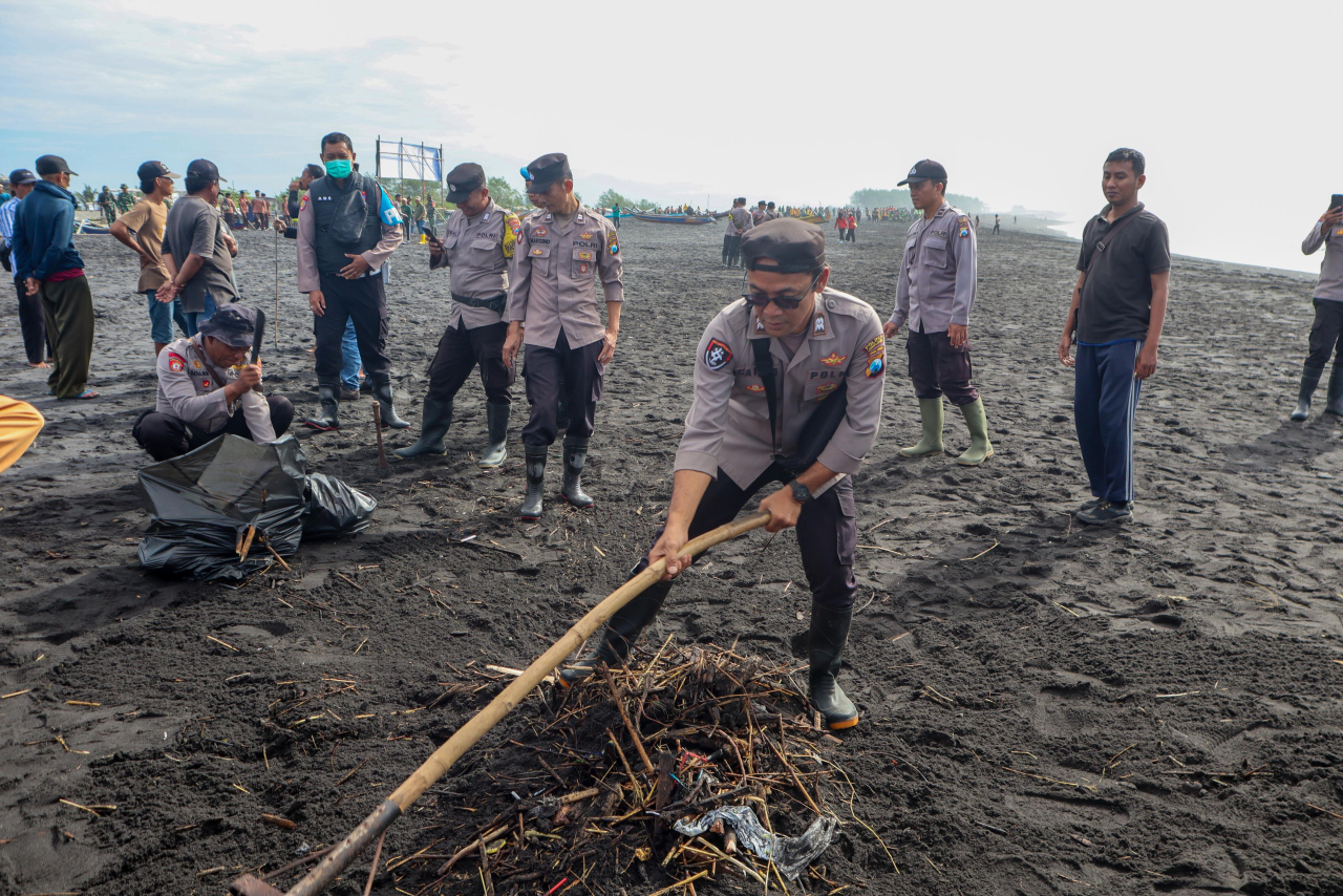 Polres Lumajang Gelar Aksi Bersih Pantai Watu Pecak