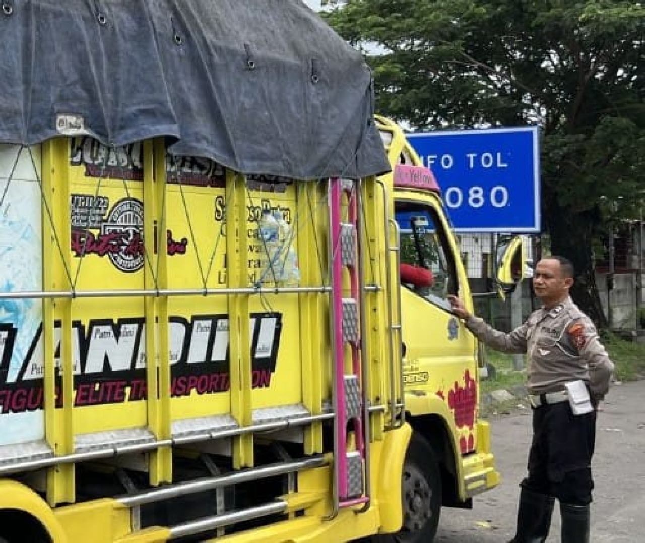 Operasi Keselamatan Semeru 2026, Polsek Sukomanunggal Tindak Tegas Truk ODOL di Exit Tol Banyu Urip