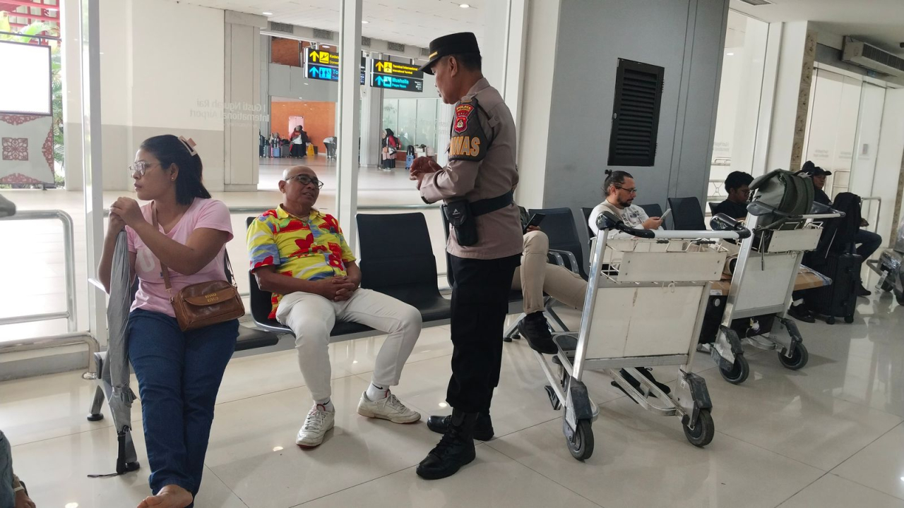 Polres Bandara Ngurah Rai Gelar Patroli Humanis di Terminal Domestik, Perkuat Rasa Aman Penumpang