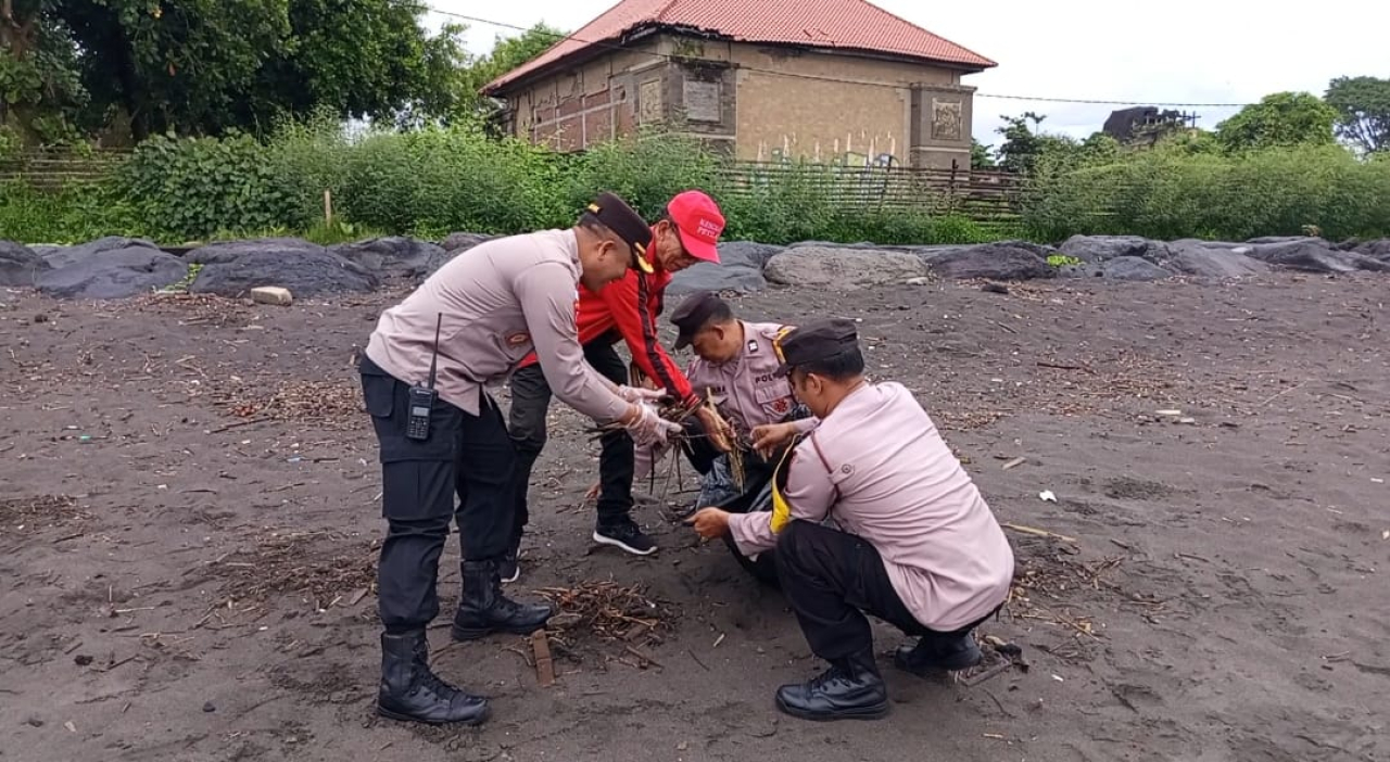 Polsek Denpasar Timur Gelar Karya Bakti Terpadu Pembersihan Sampah Laut di Pantai Padang Galak