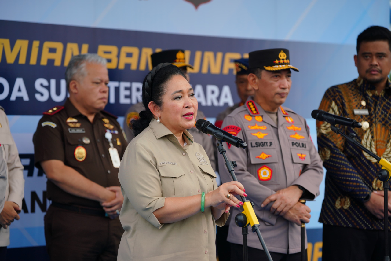 Ketua Komisi IV DPR RI Apresiasi Polri Lepas 22 Kontainer Bantuan untuk Korban Bencana di Sumatra