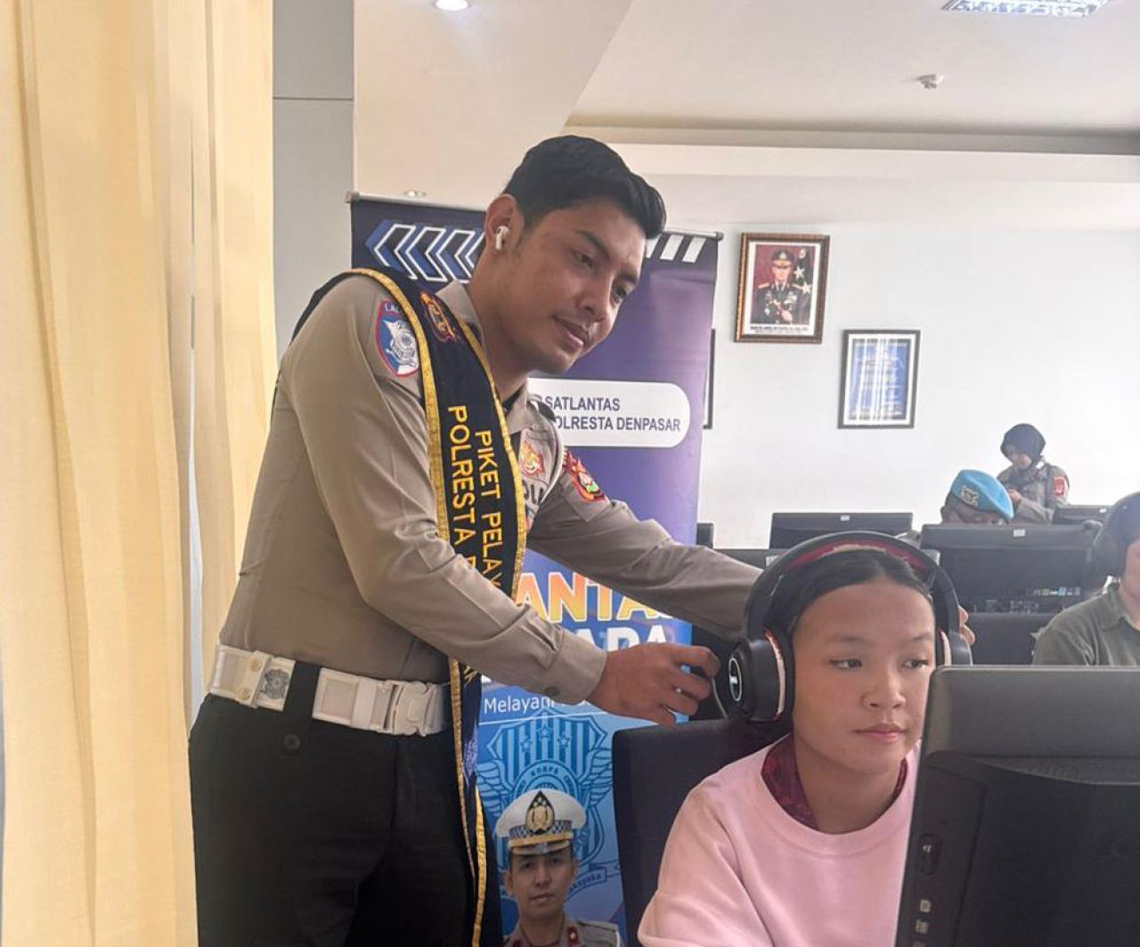 Pelayanan Humanis Satpas SIM Polresta Denpasar, Petugas Sigap Dampingi Pemohon Ujian Teori