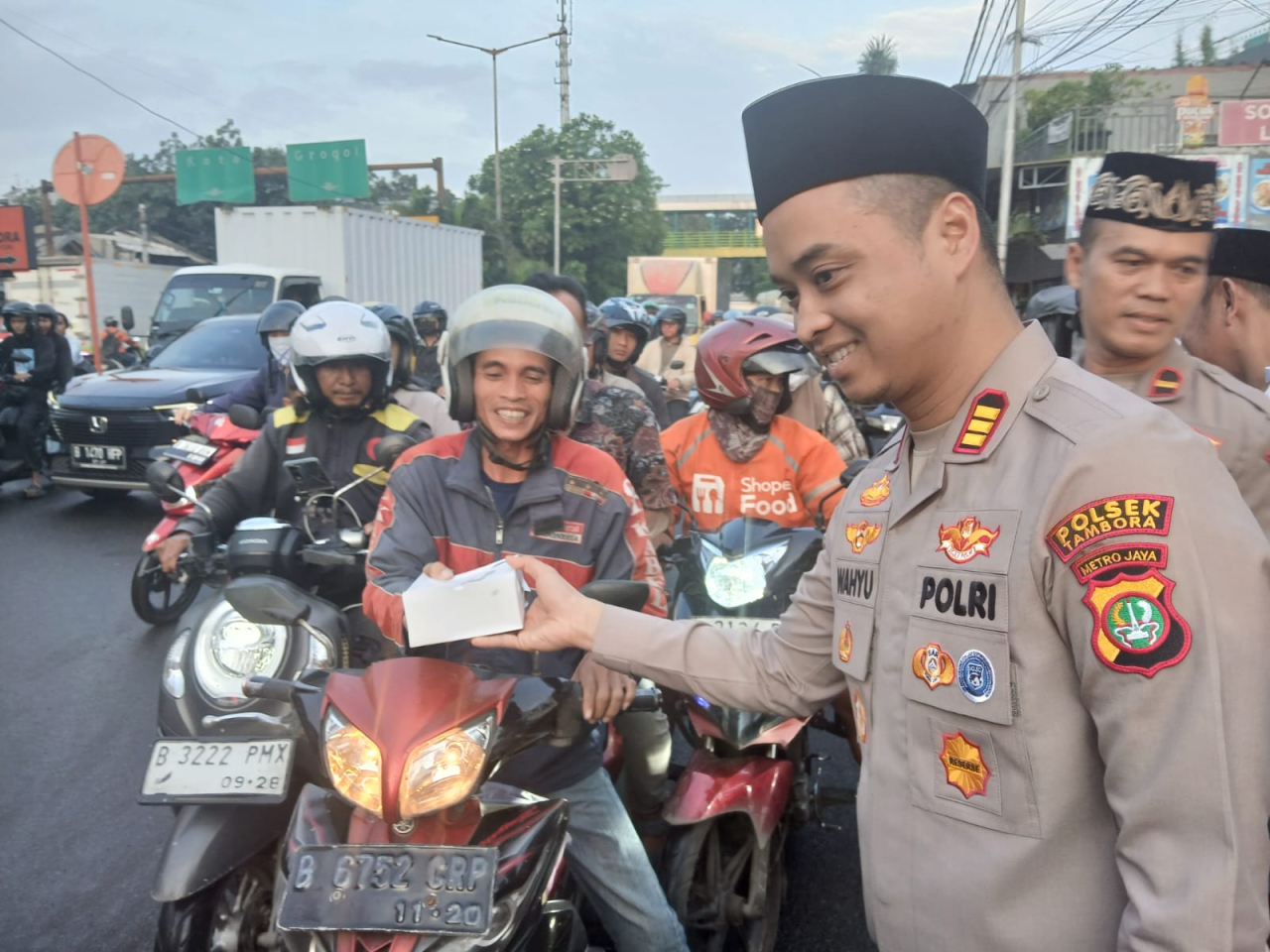 Polsek Tambora Bersama Nusantara FC Bagikan 200 Takjil untuk Pengendara di Bulan Ramadan.