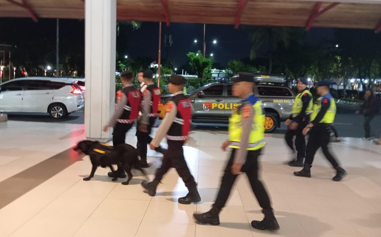 Patroli Gabungan Satgas Preventif dan Unit K9 Perketat Pengamanan Terminal Domestik Bandara Ngurah Rai