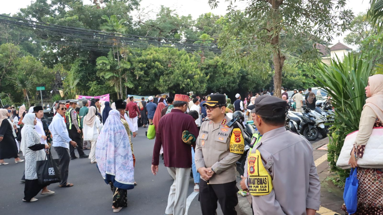 Kapolresta Denpasar Tinjau Langsung Pengamanan Sholat Ied di Lapangan Lumintang