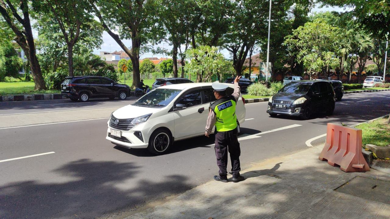 Satgas Kamseltibcarlantas Polres Bandara Ngurah Rai Intensifkan Pengaturan Lalu Lintas di Jalur Bandara