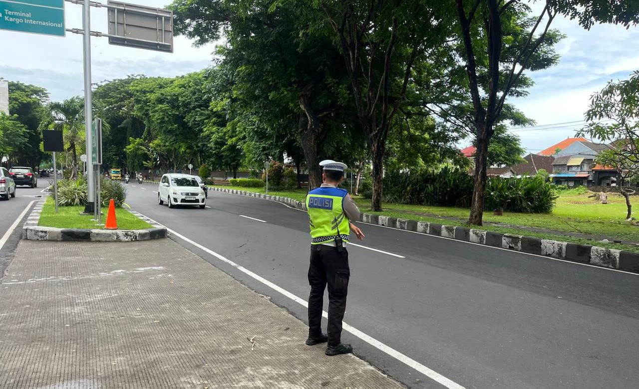 Polres Bandara Ngurah Rai Hadir Pagi Hari, Pastikan Arus Lalin Tetap Lancar