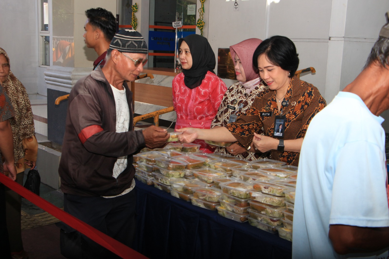 Dukung Kesehatan Usia Senja, WBP Lansia Lapas I Madiun Ikuti Senam Bersama