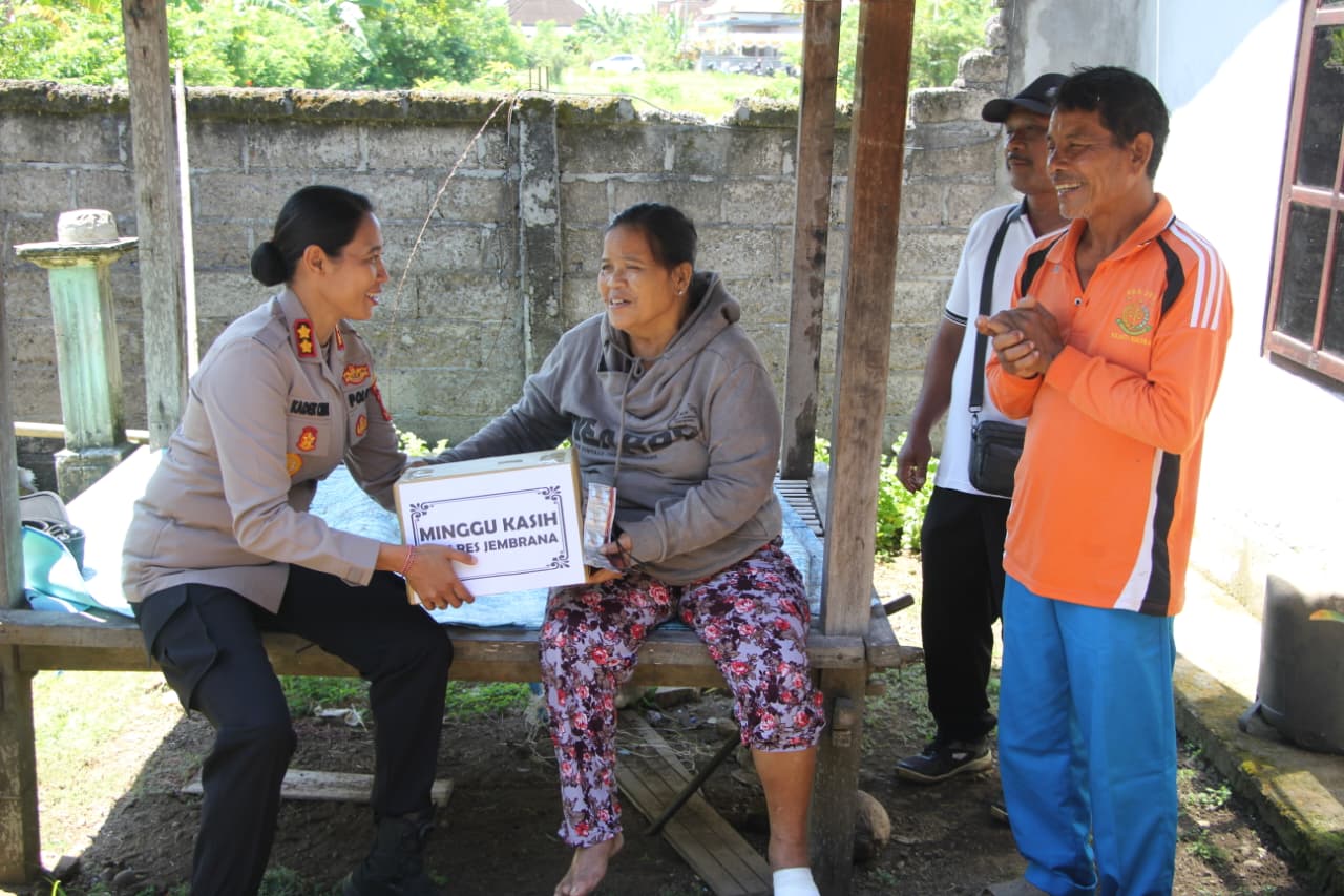 Sentuh Hati Warga, Kapolres Jembrana Jenguk Warga Sakit dalam Program Minggu Kasih