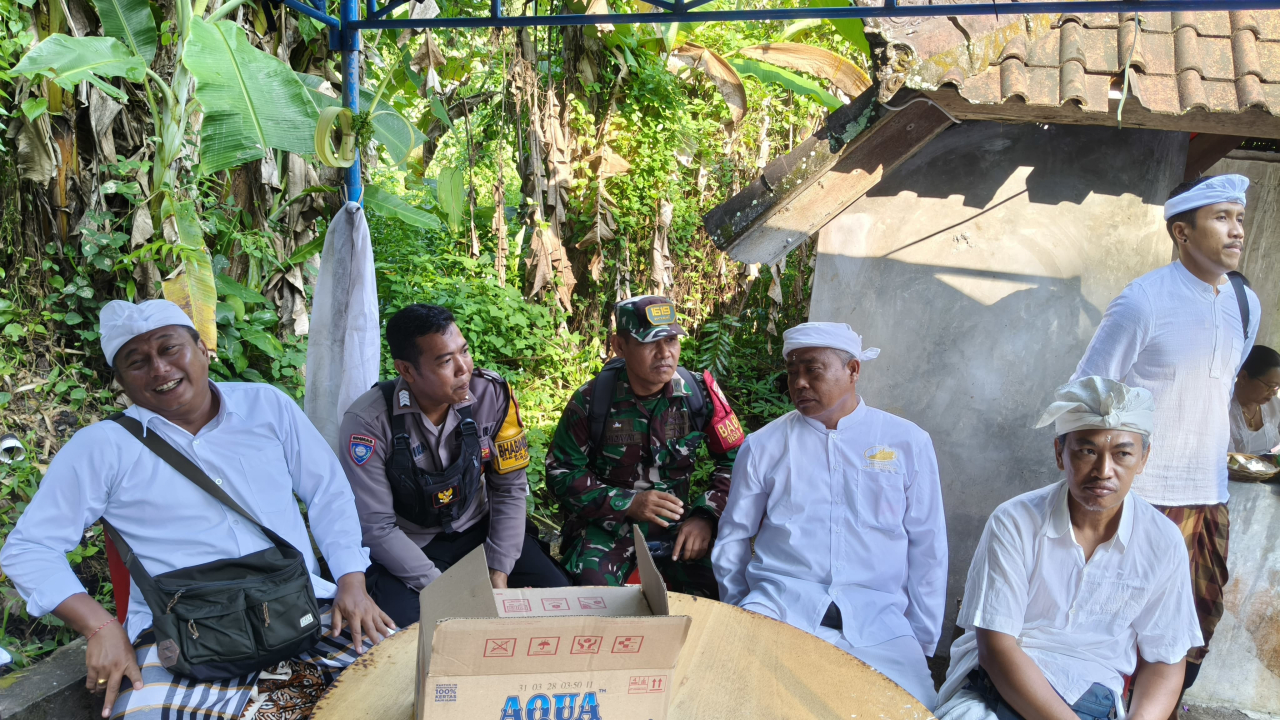 TNI di Garda Terdepan, Babinsa Beraban Amankan Pujawali di Kediri Tabanan 