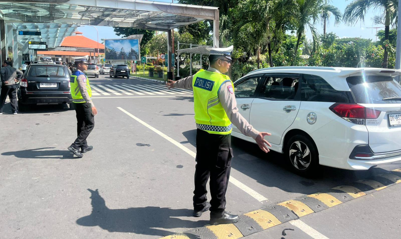 Polisi Atur Lalu Lintas di Terminal Domestik Bandara Ngurah Rai